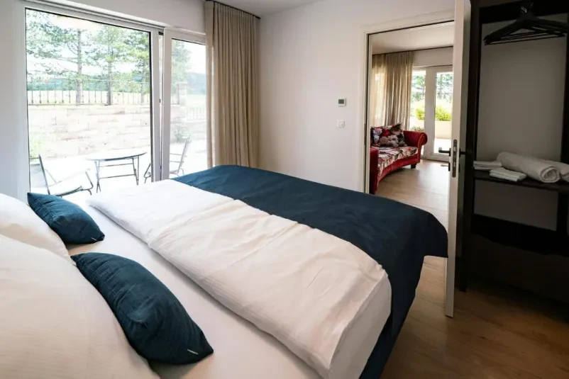 Holiday accommodation with pool Sežana