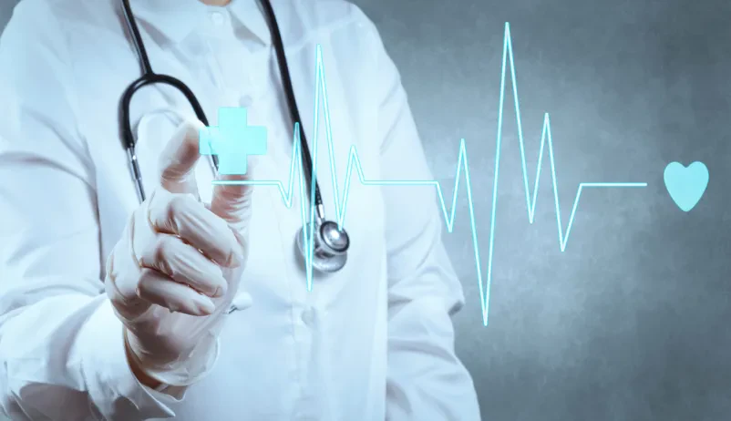 Preglednica z medicinskimi pripomočki v čisti in sodobno opremljeni kardiološki ordinaciji, pripravljeni za preglede srca.