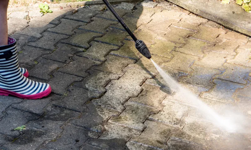 Čiščenje dvorišč, fasad, sončnih celic in streh Slovenija