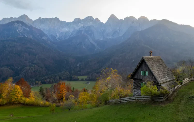 Planinska koča na Savinjskem, ki omogoča nedeljska kosila in najem prostora za zaključene družbe.