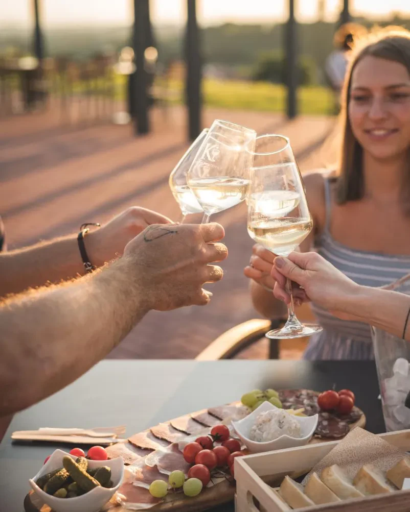 Vabljeni na kozarec vina k vinski fontani Kapela
