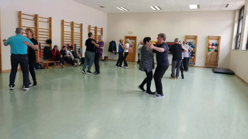 Energičen baskovski folklorni ples na uličnem festivalu Folklorno društvo Rakek
