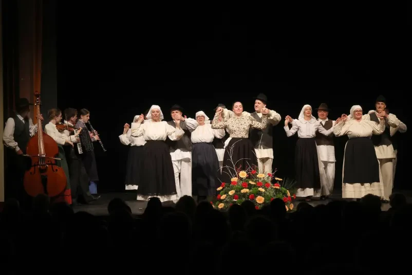 Skupinski nastop baskovskih plesalcev na folklornem festival Vpis v Folklorno društvo Rakek