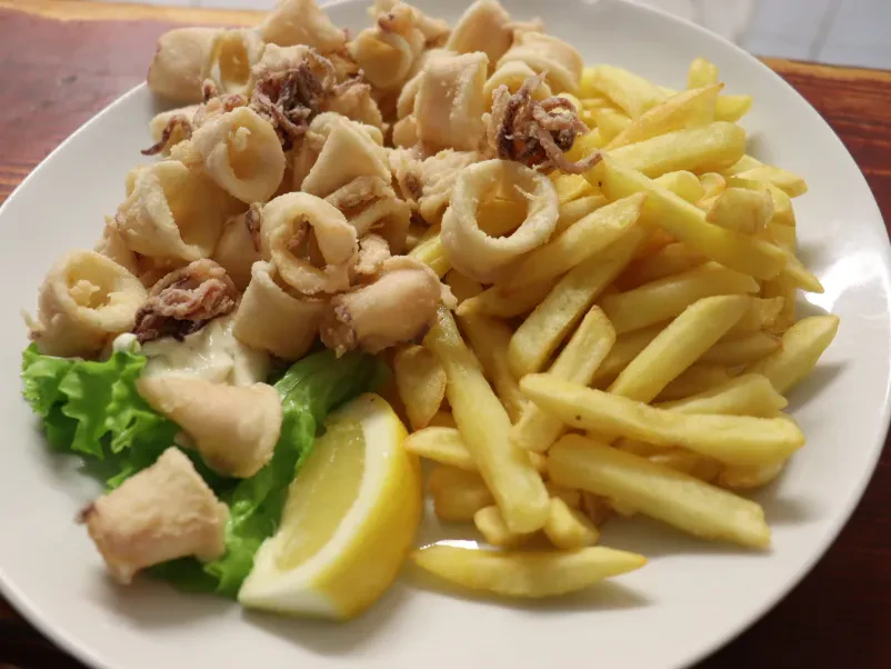 Žar jedi v ribji kantini Koper