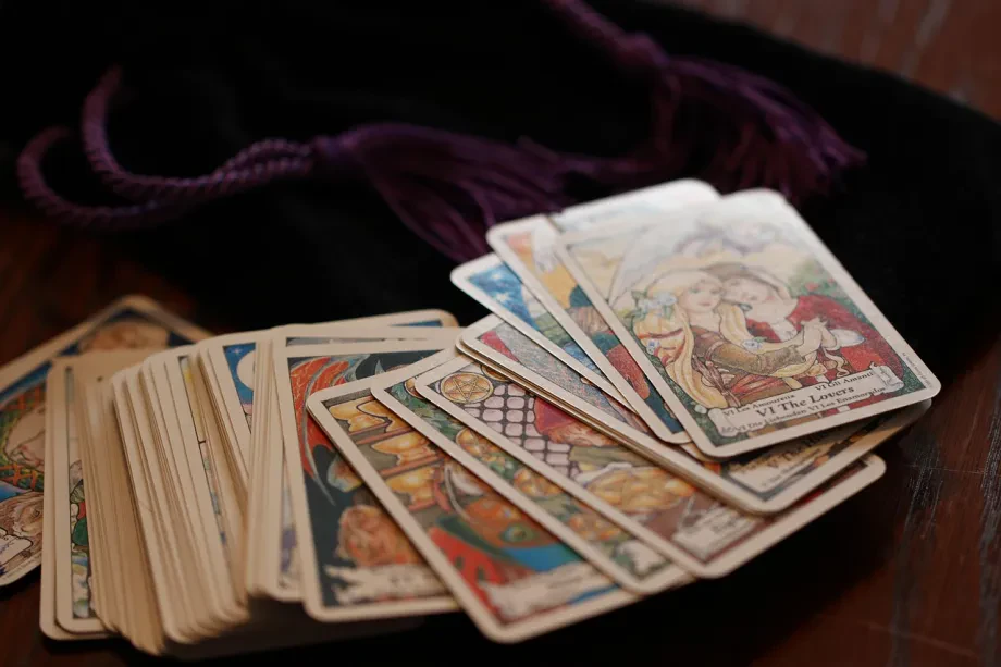 Kako začeti z branjem tarot kart?