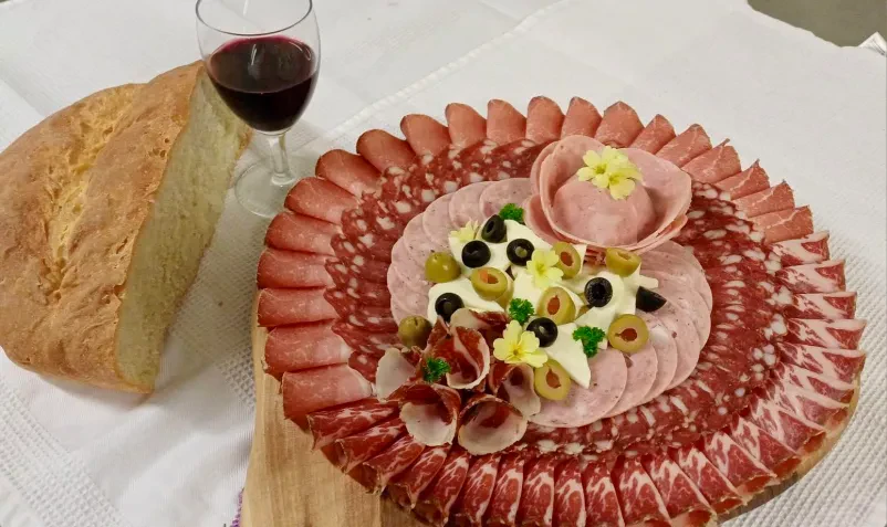 Suhomesnati izdelki s kmetije Kozje