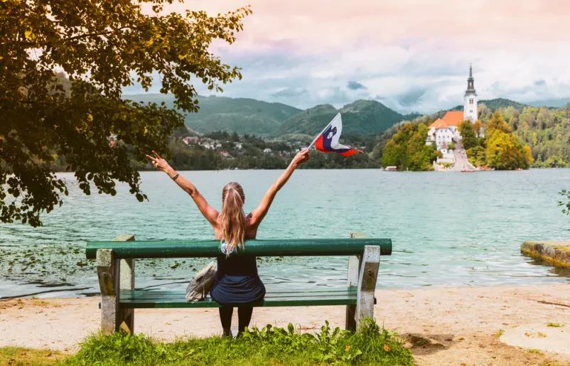 Prijetna terasa brunarice z mizo in pogledom na gozd Ugoden apartma za pare Bled