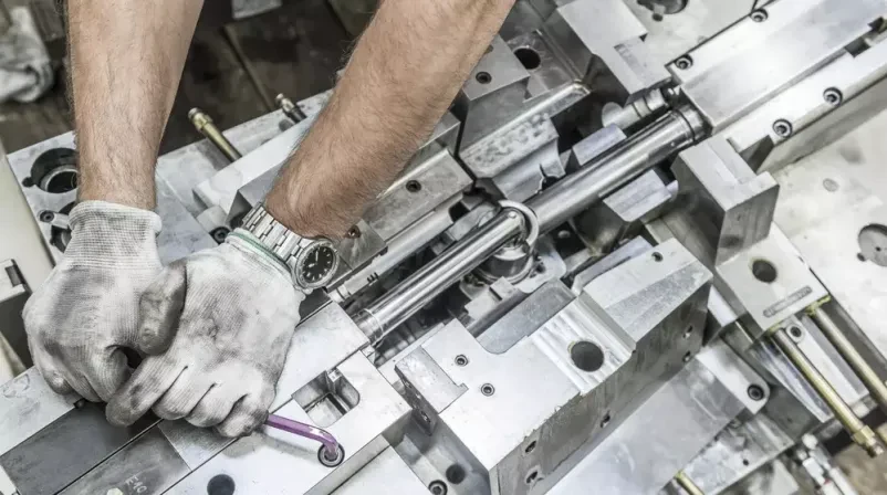 Popravljanje industrijskega stroja