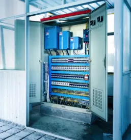 Produktion von hochwertigen schaltschränken slowenien