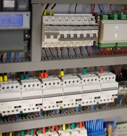 Produktion von hochwertigen schaltschränken slowenien