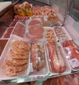 Začinjeno meso v dobri mesnici Koper