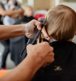Frizerski salon laze v tuhinju