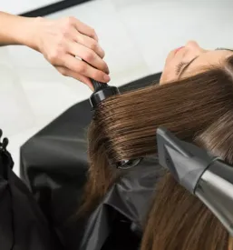 Frizerski salon laze v tuhinju