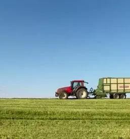 Popravilo kmetijske mehanizacije na terenu