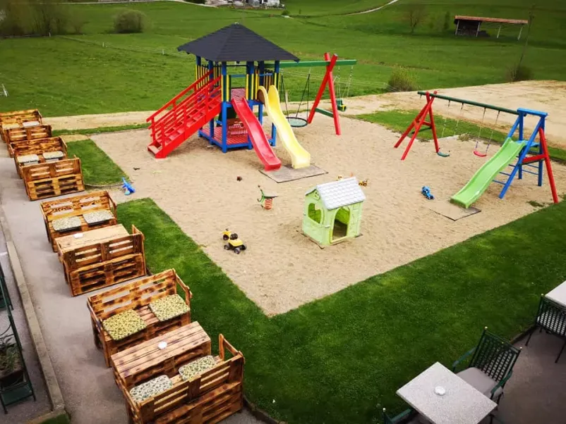 Prijeten prostor za zaključene družbe in različna praznovanja Moravče