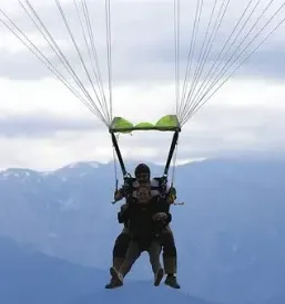 Skoki s padalom lesce