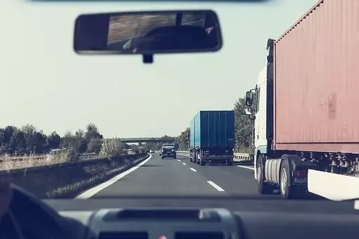 Zuverlässige internationale Kombi und Lastwagen Transporte Slowenien, Schweiz