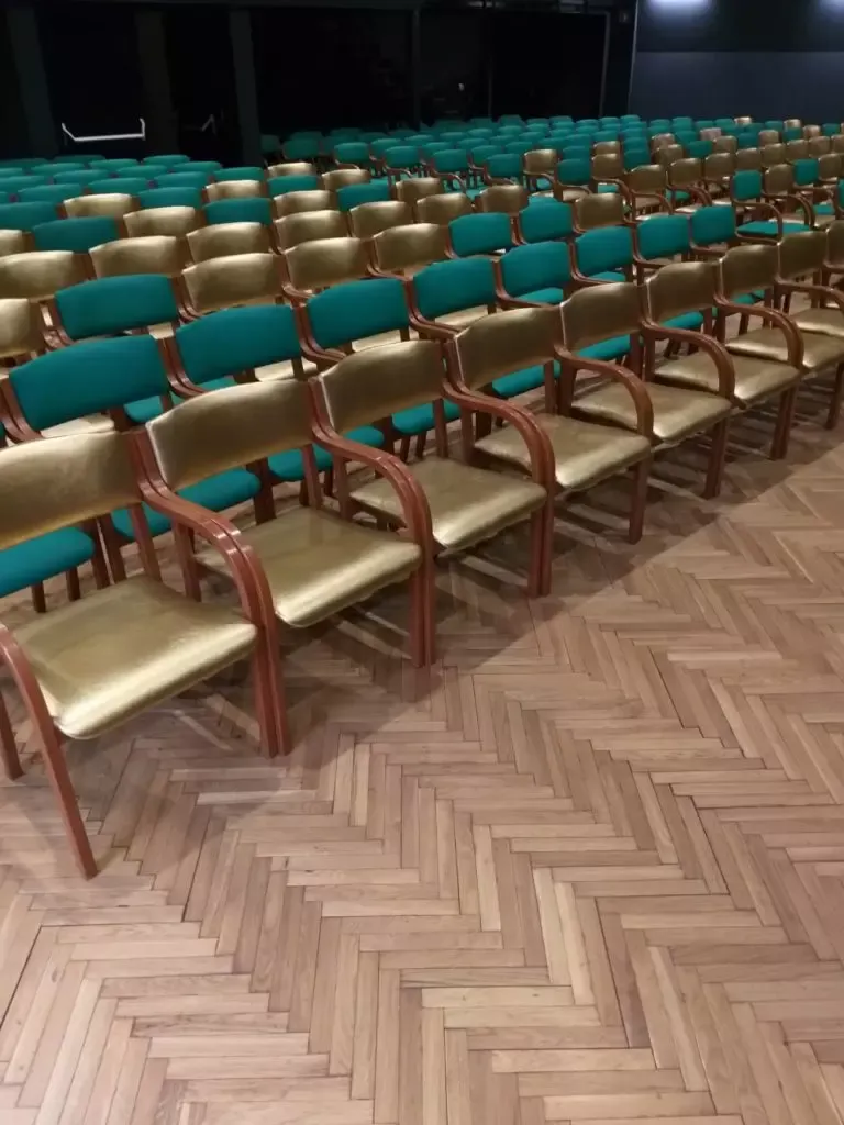 Oblazinjeno pohištvo izdelamo po naročilu za vsak prostor in namen