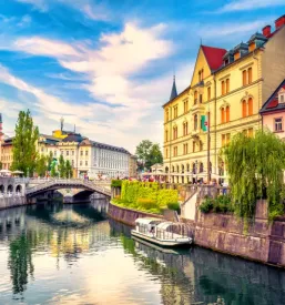 Bootsfahrt fuer gruppen entlang der ljubljanica