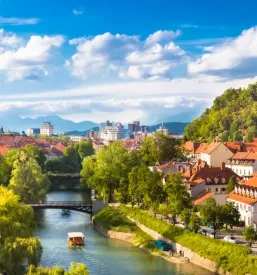 Bootsfahrt fuer gruppen entlang der ljubljanica