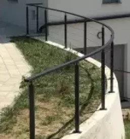 Prasno barvane ograje dolenjska