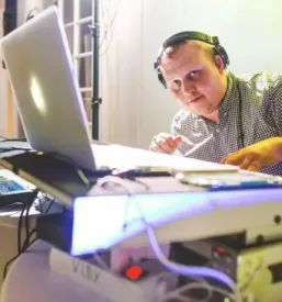 Ugoden DJ za elektronsko glasbo Slovenija