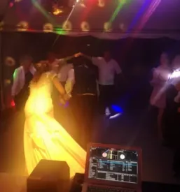 Ugoden DJ za zabavno glasbo Slovenija