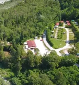 Kamp ob reki v dolini Nadiže, Goriška