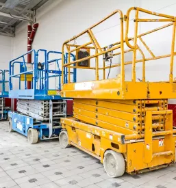 Dela z dviznim dvigalom v gradbenistvu goriska