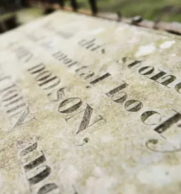 Klesanje črk na nagrobne spomenike Slovenija