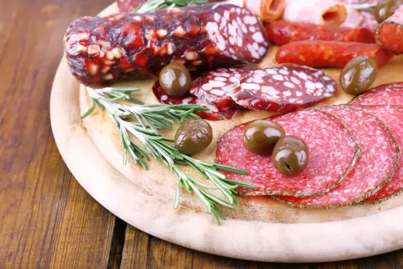 Za izvrsten narezek priskrbite okusne domače suhomesnate izdelke iz Novega mesta!