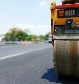 Asfaltiranje dovoznih poti cest in dvorisc stajerska