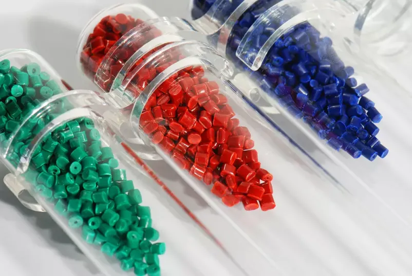 Brizganje in pihanje plastike po naročilu Slovenija