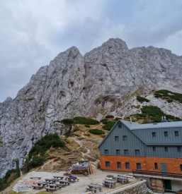 Planinska koča na kamniškem sedlu in na kokrškem sedlu