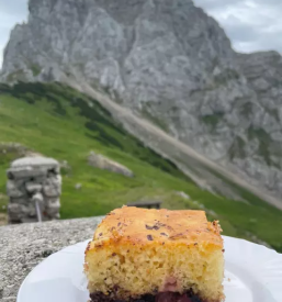 Planinska koča na kamniškem sedlu in na kokrškem sedlu