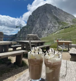 Planinska koča na kamniškem sedlu in na kokrškem sedlu