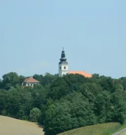 Vodeni ogledi muzeja mlina na veter in barocne cerkve svetega duha na stari gori