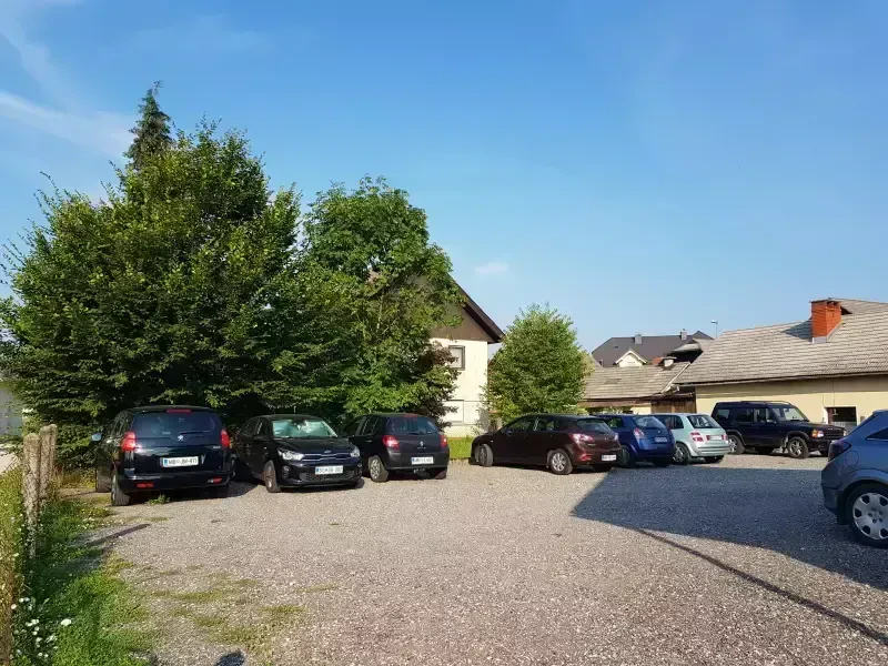 Najem ugodnega parkirnega mesta na letališču Brnik