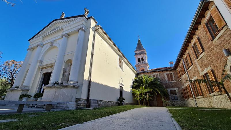 Turistični center Solinar, Obala