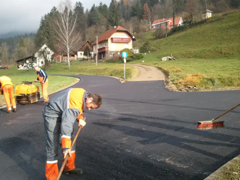 Poceni komunalne ureditve in asfaltiranje cest Koroška