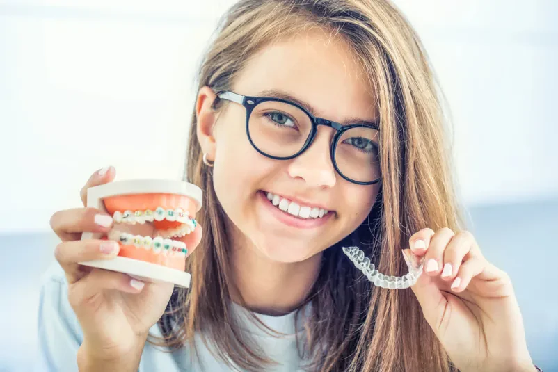 Neopazen zobni aparat invisalign v Ljubljani