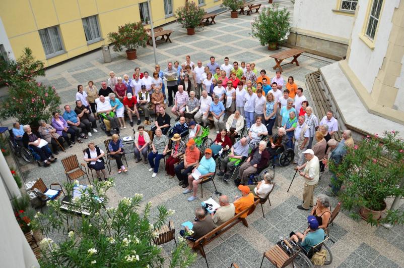 Verska organizacija, samostan v Celju