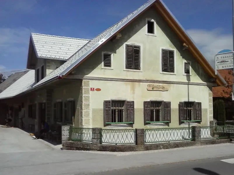 Hiša čez cesto