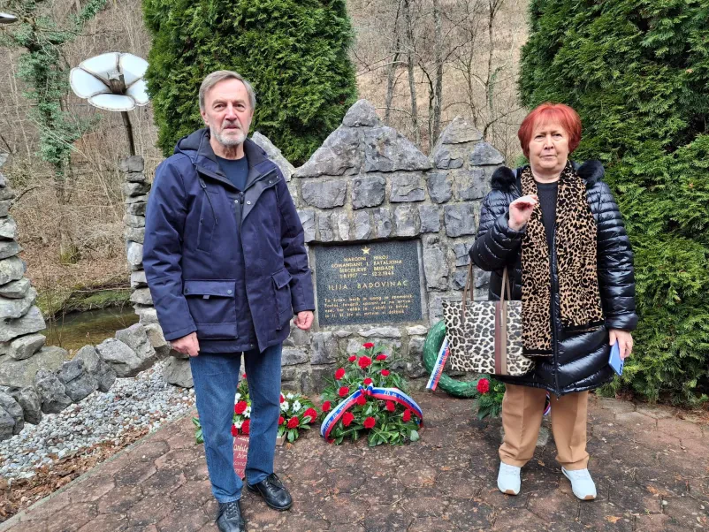 Manjši del delegacije. ki smo položili vence pri spomeniku.