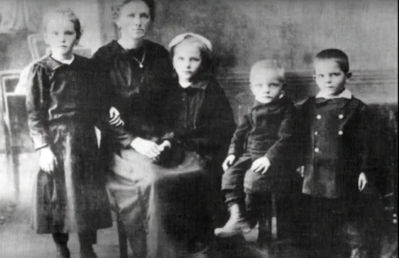 Družinska fotografija Franca Rozmana (brez očeta)