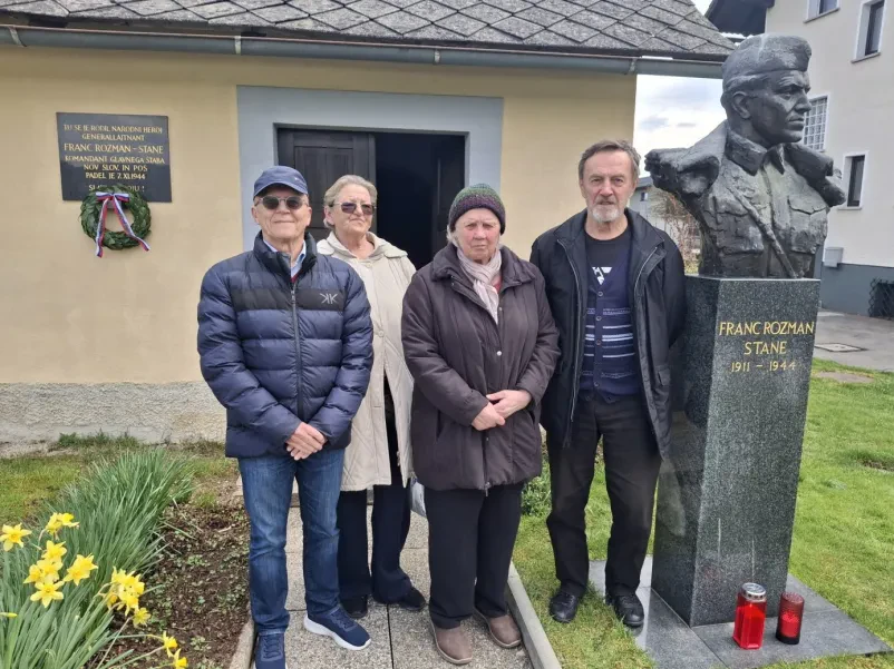 Delegacija ZB za vrednote NOB Medvode pred rojstno hišo Franca Rozmana - Staneta