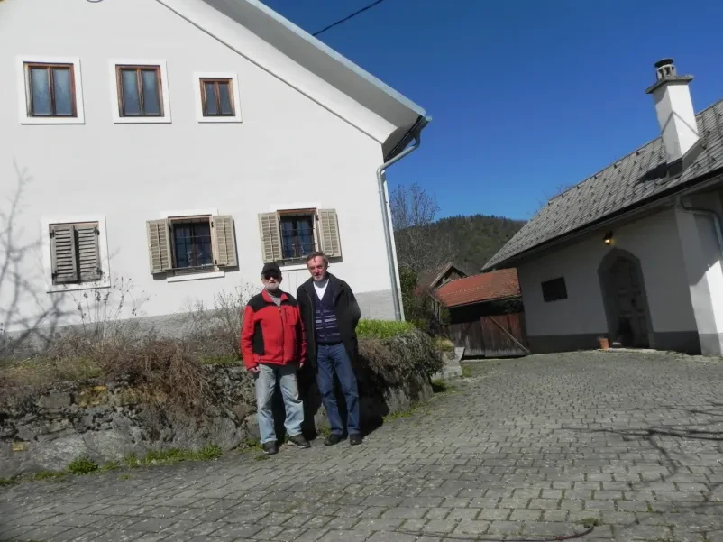 Pred hišo Pr´Lenart na Belem