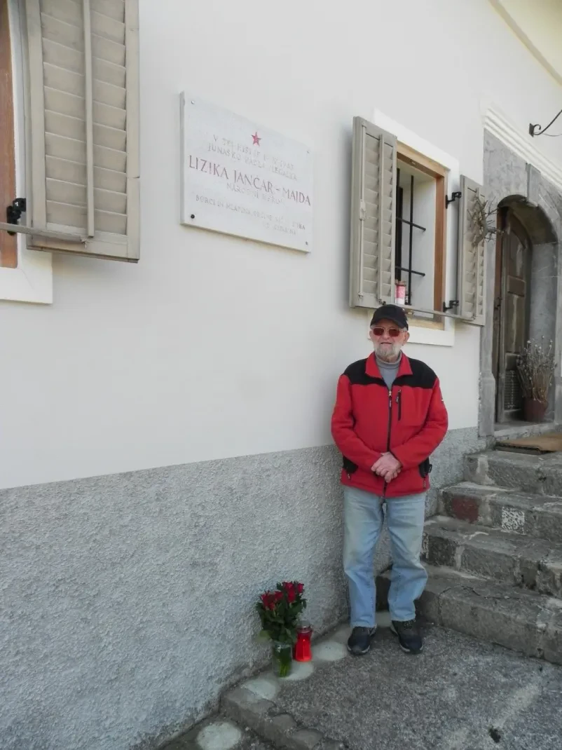 Vladimir Bertoncelj pred spominsko ploščo na hiši Pr` Lenart