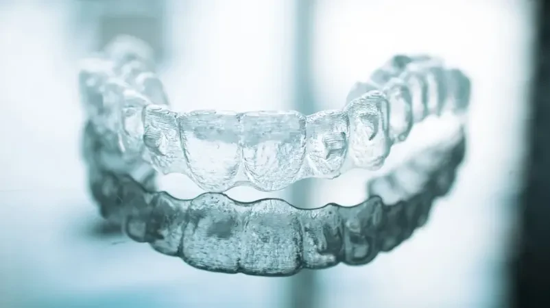 Revolucionarne prozorne zobne opornice Invisalign Novo mesto