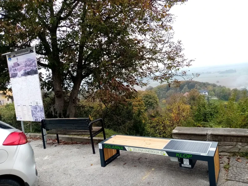 Javna klop za polnjenje telefona